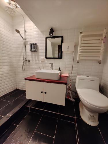 Shanghai Dreams - Cozy Sunroom on Yongkang Road - Entire Apartment Shanghai Dreams - Cozy Sunroom on Yongkang Road - Entire Apartment