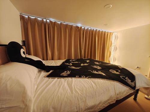 Shanghai Dreams - Cozy Sunroom on Yongkang Road - Entire Apartment Shanghai Dreams - Cozy Sunroom on Yongkang Road - Entire Apartment