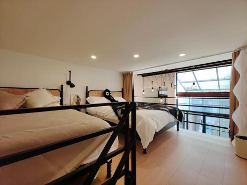 Shanghai Dreams - Cozy Sunroom on Yongkang Road - Entire Apartment Shanghai Dreams - Cozy Sunroom on Yongkang Road - Entire Apartment