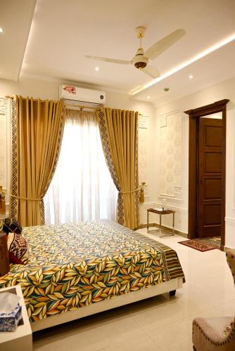 Luxury Spanish Villa Close to Raya Fairways Commercial - image 5
