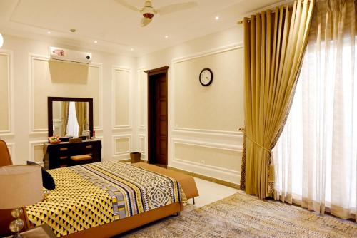 Luxury Spanish Villa Close to Raya Fairways Commercial - image 7