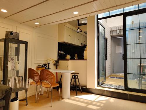 Shanghai Dreams - Cozy Sunroom on Yongkang Road - Entire Apartment Shanghai Dreams - Cozy Sunroom on Yongkang Road - Entire Apartment