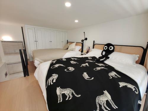 Shanghai Dreams - Cozy Sunroom on Yongkang Road - Entire Apartment Shanghai Dreams - Cozy Sunroom on Yongkang Road - Entire Apartment