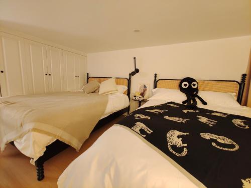 Shanghai Dreams - Cozy Sunroom on Yongkang Road - Entire Apartment Shanghai Dreams - Cozy Sunroom on Yongkang Road - Entire Apartment