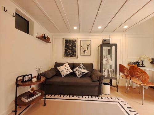 Shanghai Dreams - Cozy Sunroom on Yongkang Road - Entire Apartment Shanghai Dreams - Cozy Sunroom on Yongkang Road - Entire Apartment