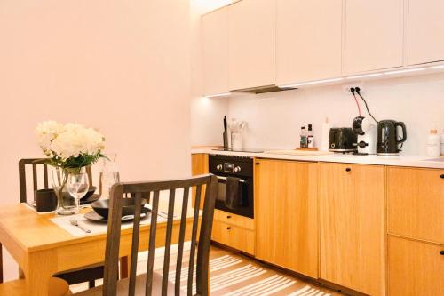 Konyha, Modern Boho Charm in Kallio, Walk to City Center in Vallila