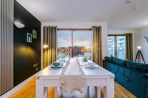 Sleeps 8, Duplex Apartment, Pool Table, Balcony X2, Long Term Disc, Perfect For Groups - Tap to explore photos