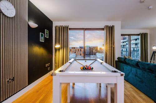 Sleeps 8, Duplex Apartment, Pool Table, Balcony X2, Long Term Disc, Perfect For Groups, Manchester