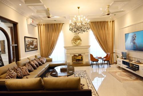 Luxury Spanish Villa Close to Raya Fairways Commercial - image 12
