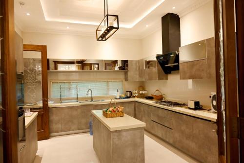 Luxury Spanish Villa Close to Raya Fairways Commercial - image 2