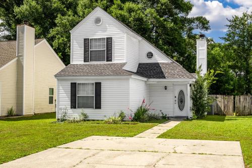 Charming Urban Family Home near Beaches & Downtown in Myrtle Grove
