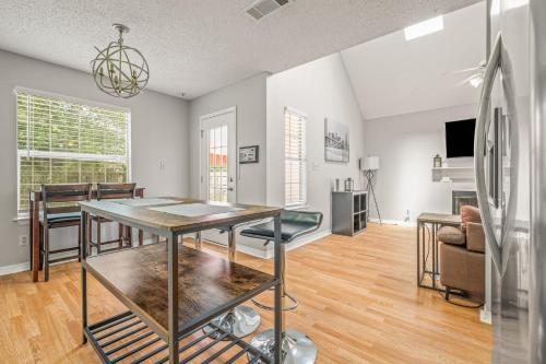 Charming Urban Family Home near Beaches & Downtown in Myrtle Grove