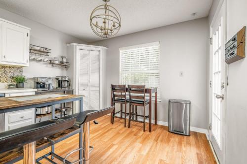 Charming Urban Family Home near Beaches & Downtown in Myrtle Grove
