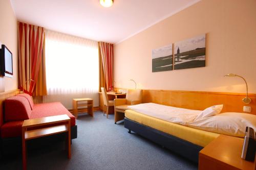 Twin Room image 3