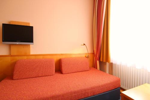 Twin Room image 4