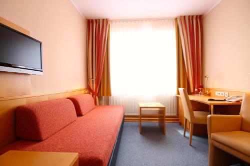 Twin Room image 6