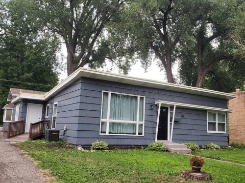 The Peaceful Blue House in Highland in Saint Paul, USA