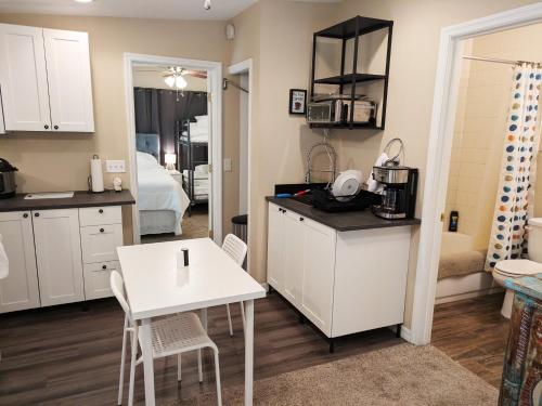 Private Entrance 1 Bd Guest Suite in Cypress Gardens near Legoland 2