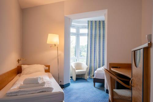 1 double bed, 2 twin beds