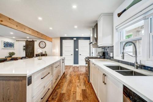 Sunset Heaven - Modern Lake House with Spa in Venise-en-Québec