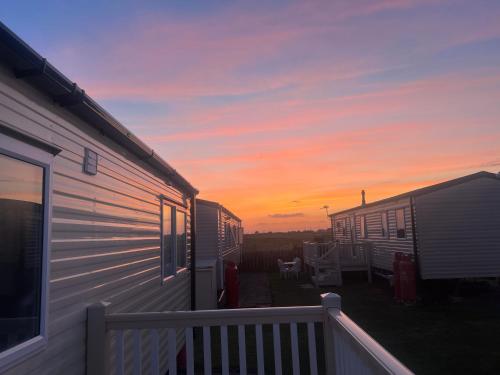 Chic, spacious & fun coastal retreat - family friendly - 3 min walk to beach Chic, spacious & fun coastal retreat - family friendly - 3 min walk to beach