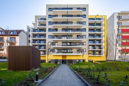 Central - Free Parking - Large Balcony - image 10