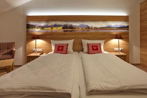 1 queen bed, 1 twin bed
