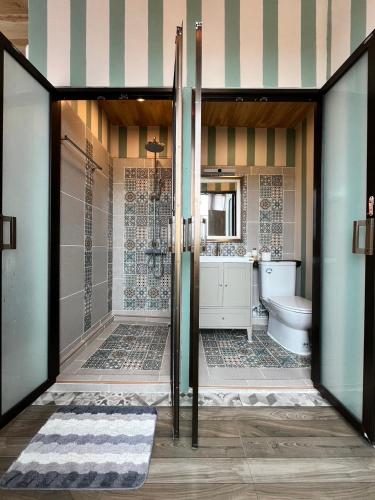 room detail thumbnail 2