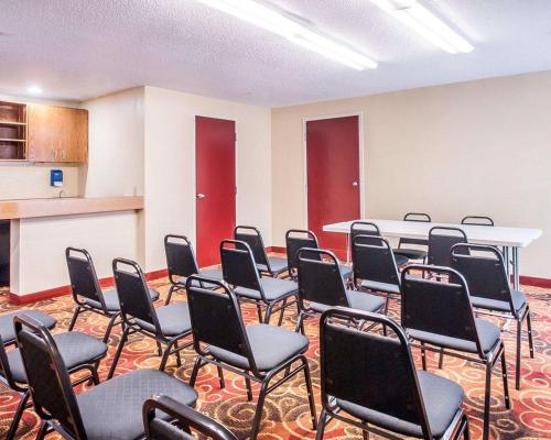 Quality Inn & Suites Kansas City I-435N Near Sports Complex in Kansas City, USA