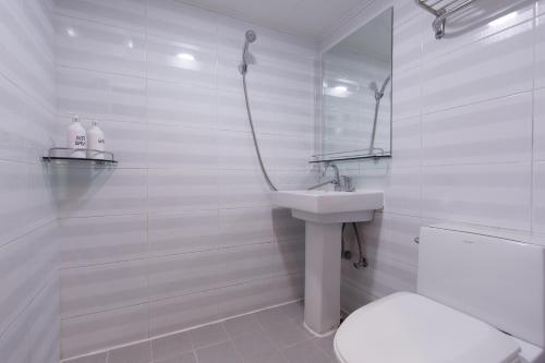 Travel Monster Room Type - Twin Room with Private Bathroom