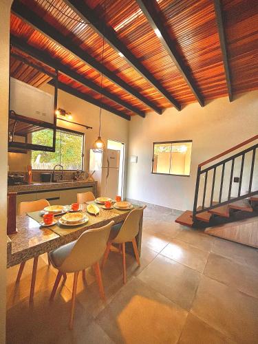 Chalé Baru - amplo, com ar cond conforto e natureza - 4min do centro