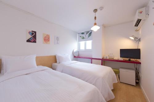Travel Monster Room Type - Twin Room with Private Bathroom