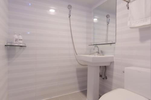 Travel Monster Room Type - Twin Room with Private Bathroom