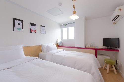 Travel Monster Room Type - Twin Room with Private Bathroom