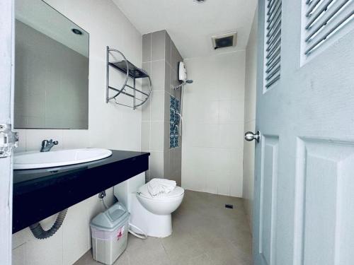 Triple Room with Balcony image 6