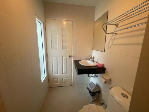 Triple Room with Balcony image 4