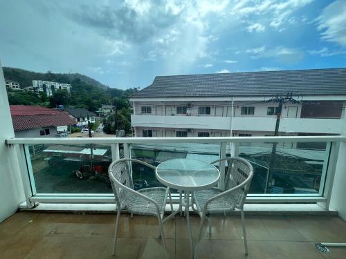 Triple Room with Balcony image 8