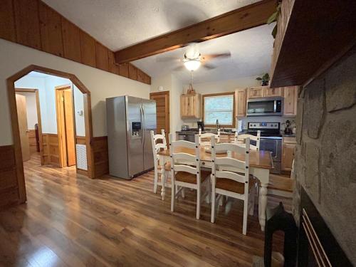 Tucked Away Cabin - image 10