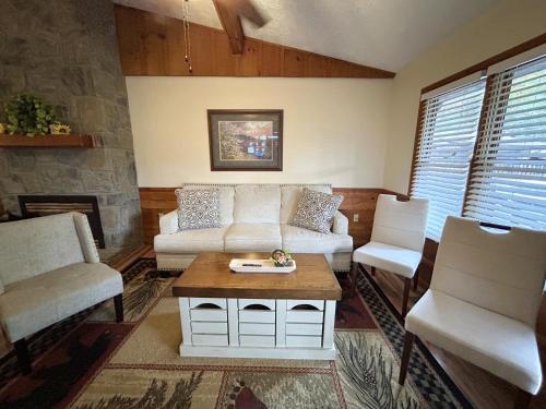 Tucked Away Cabin in Pigeon Forge, USA