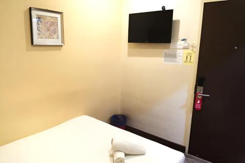 Standard Double Room image 3