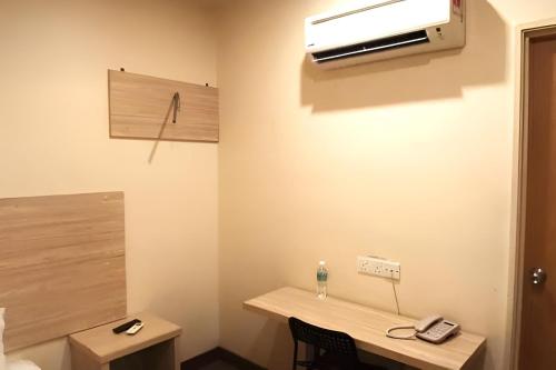 Standard Single Room image 6