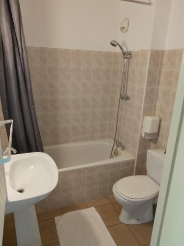 Chez Yves , 200 m du canal , 7 min de Golfech , parking privé et gratuit , rangement vélo fermés