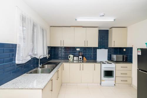virtuve, Sports Road Apartments by Dunhill Serviced Apartments in Maralala
