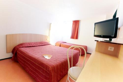 1 queen bed, 1 twin bed