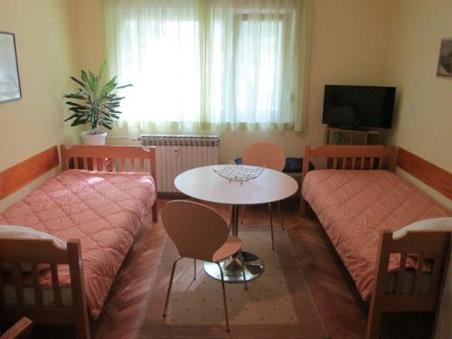 2 twin beds