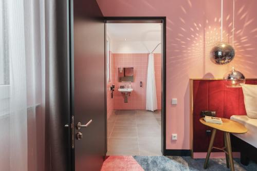 room detail thumbnail 1