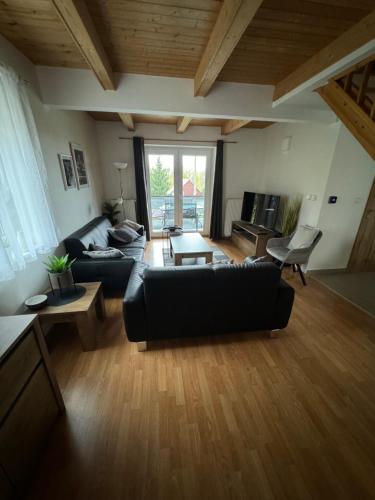 Shared lounge/TV area, Cista v Krkonosich - Chata Belmonda in Cerny Dul