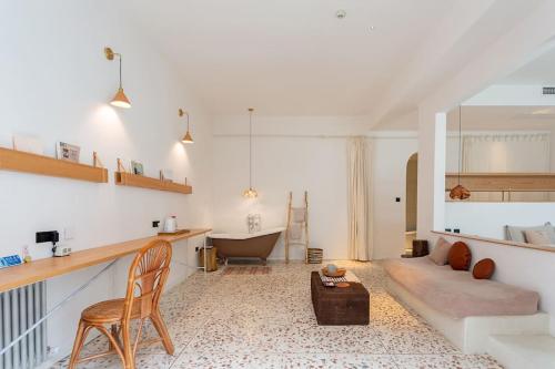 Deluxe Double Room with Balcony image 7