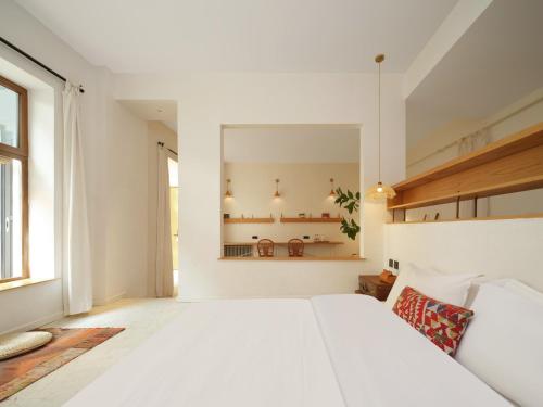 Deluxe Double Room with Balcony image 8