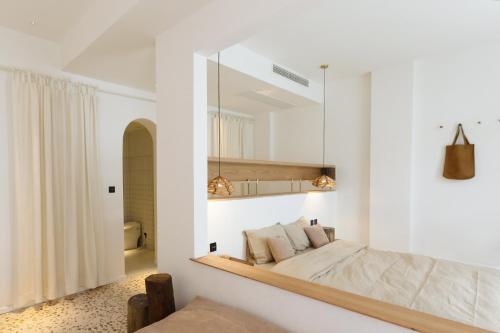 Deluxe Double Room with Balcony image 1